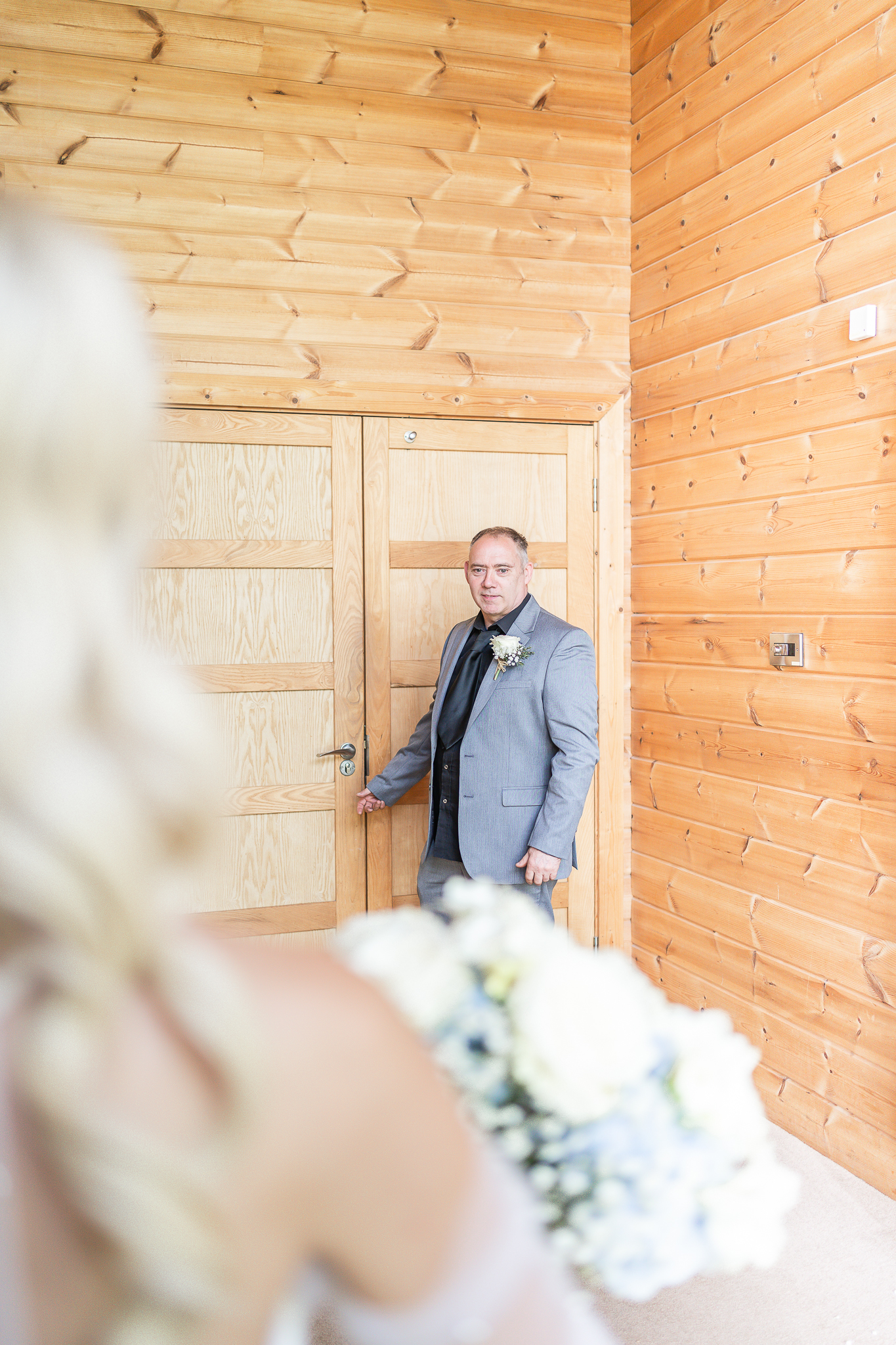 Father of the bride seeing the bride for the first time